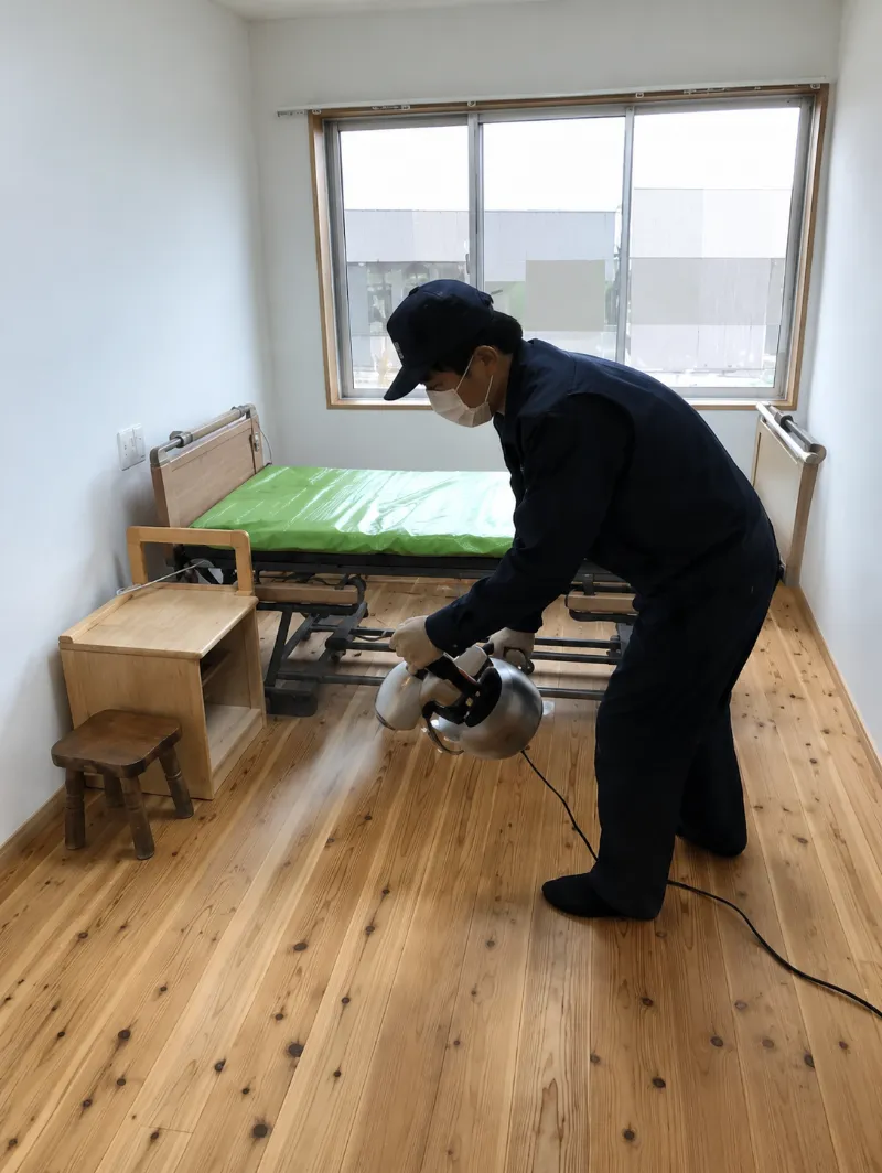 床面の除菌消臭作業